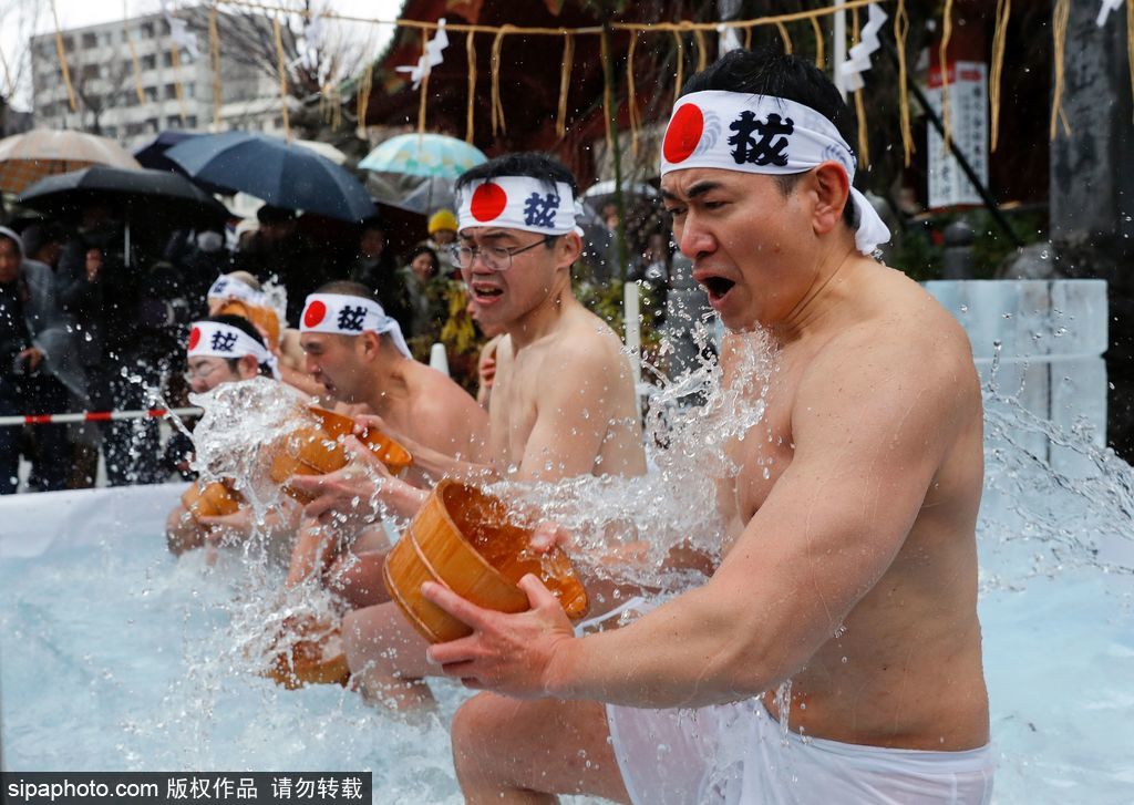 心身を清めるために冷水を浴びる参加者（写真著作権はsipaphoto.comが所有のため転載禁止）。