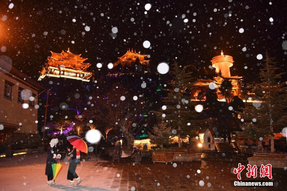 シャングリラの古城の夜に舞う雪　雲南省