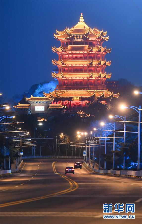 2月23日夜、武漢黄鶴楼の夜景（撮影・陳曄華）。