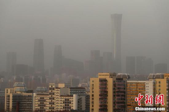 北京で強風と黄砂舞う天気に