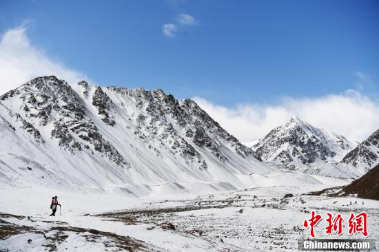 巴爾斯雪山を訪れた観光客（撮影・楊艶敏）。