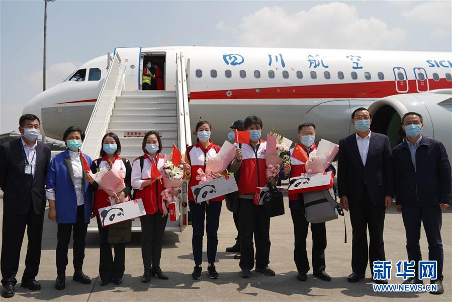 4月10日成都双流国際空港に到着したイタリアを支援した感染症対策専門家チーム第一陣のメンバー5人。（撮影・胥氷潔）