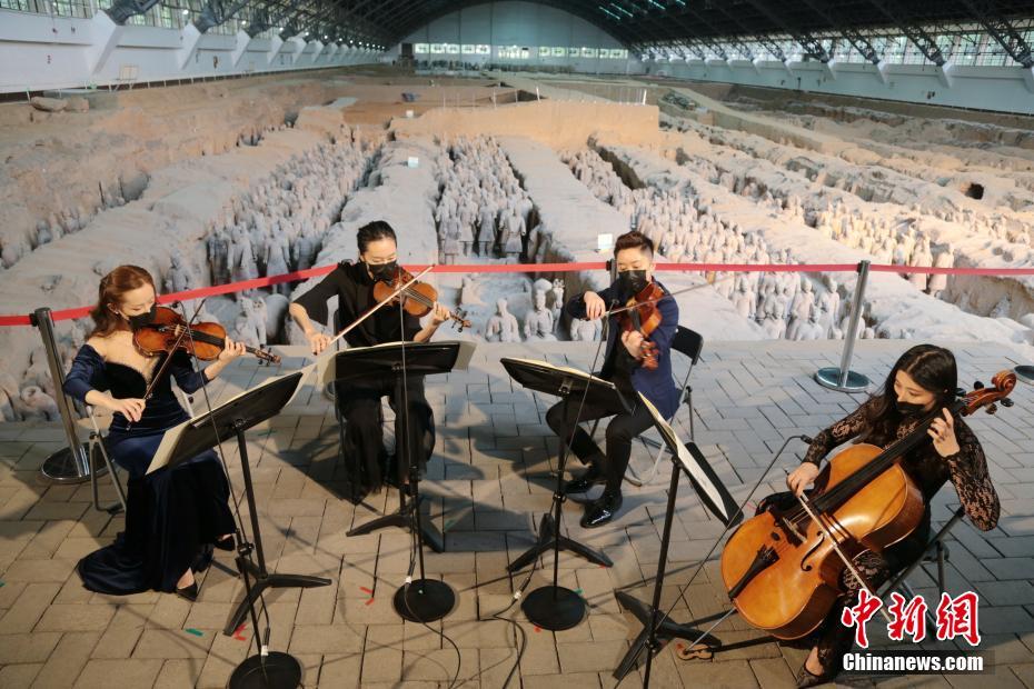 4月22日、陝西省西安市秦始皇兵馬俑一号坑の前で演奏会のリハーサルを行う演奏家たち（撮影・張遠）。