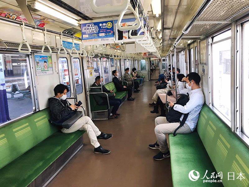 日本では普段から電車に乗る際、他人とは一定の距離を保つ習慣があるが、新型コロナウイルスの感染が広がっている現在、感染防止のため、乗客たちは互いに保つ距離をさらに広げ、電車に乗る人も目に見えて減少している。また換気があまりよくない車両内などでは、マスクをしていない人を見かけることもすでにほとんどなくなっている。