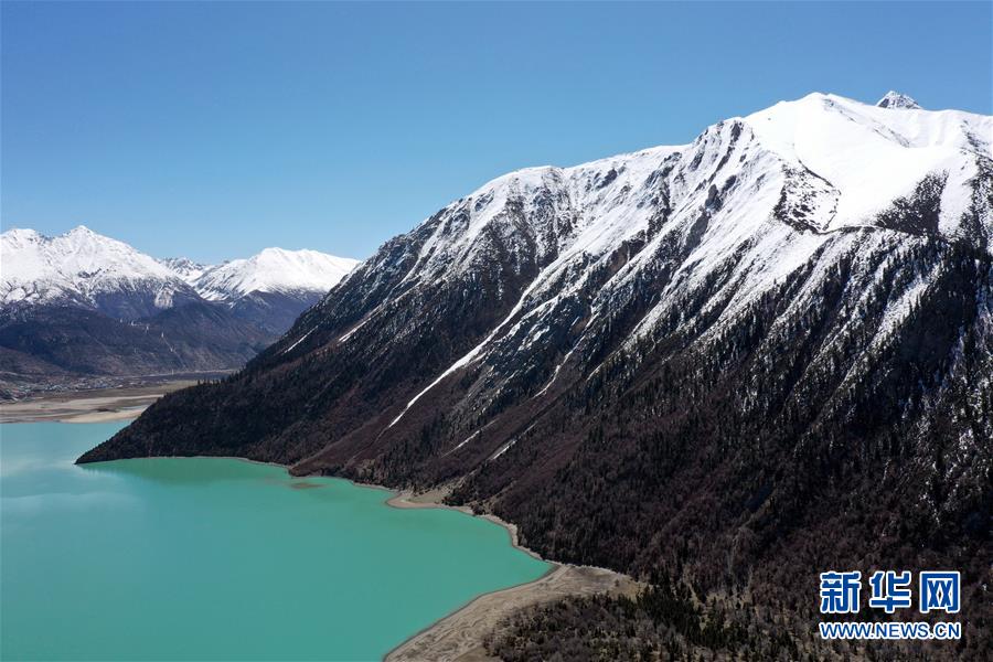 青空と雪山、湖水が織りなす美しき然烏湖の絶景　チベット