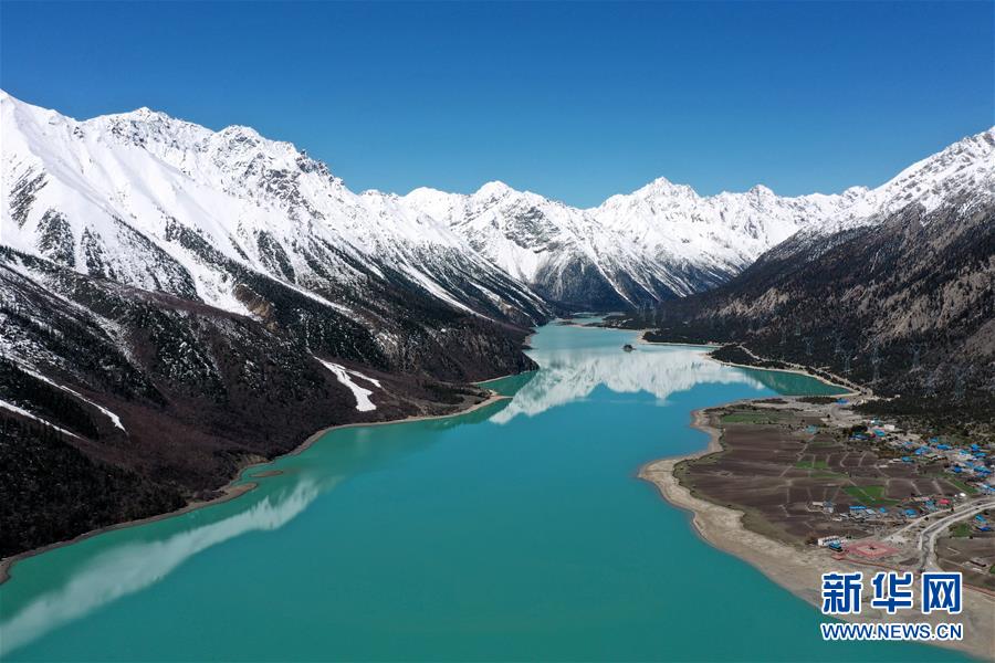 青空と雪山、湖水が織りなす美しき然烏湖の絶景　チベット