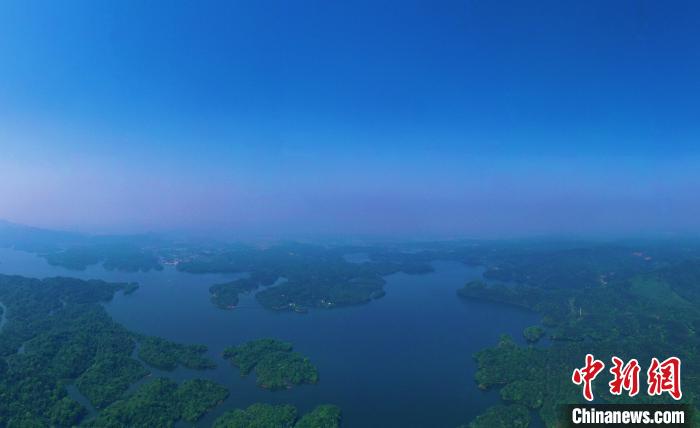 4月28日、上空から眺めた江西省新余市にある仙女湖の晩春の風景（撮影・劉占昆）。