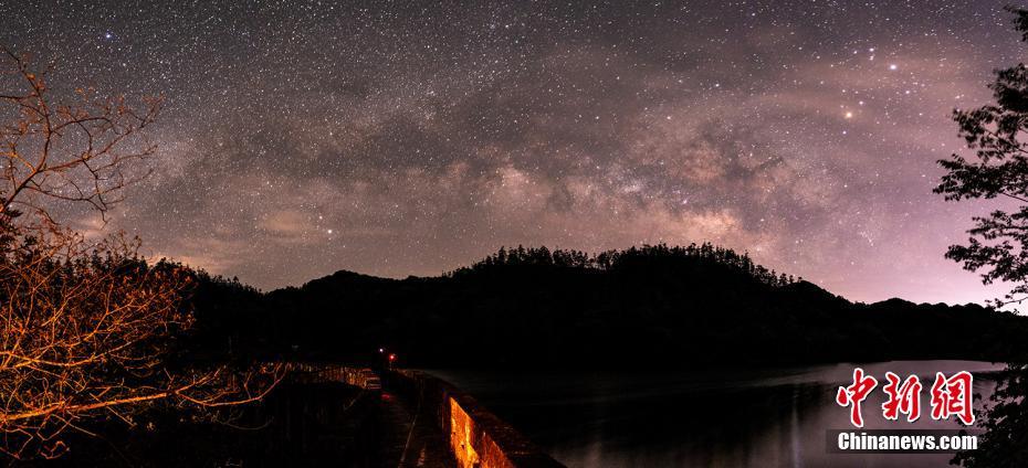 紅竜湖森林公園の幻想的で「広大な星空」（撮影・黄淮河）。