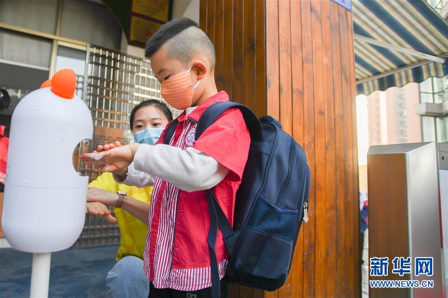 5月11日、長沙市岳麓幼児教育集団第三幼稚園で、保育士の指導のもと手を消毒する園児（撮影・陳澤国）。