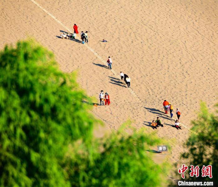 砂漠の絶景が広がる甘粛省敦煌市の鳴沙山・月牙泉