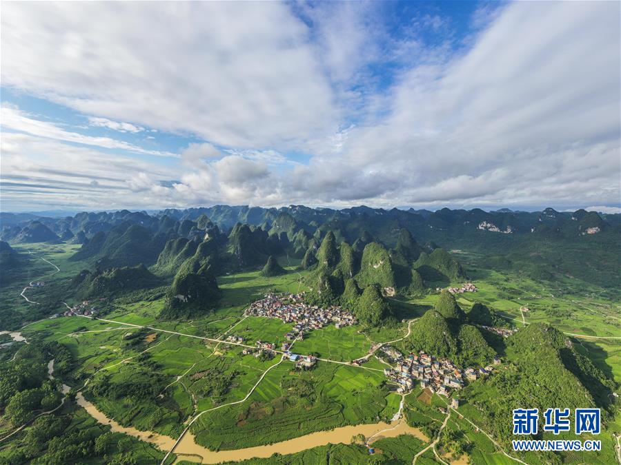 緑鮮やかな初夏の田園風景　広西・環江カルスト