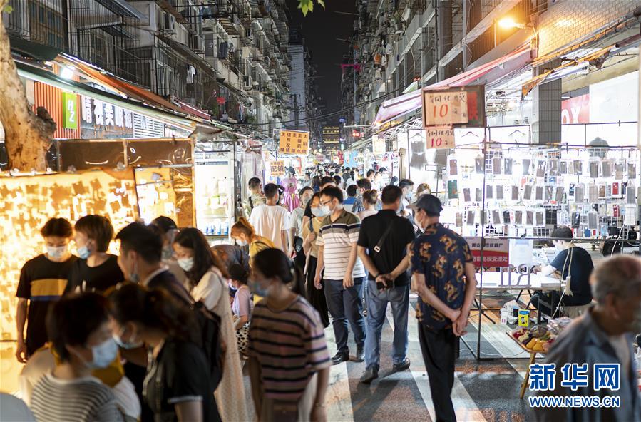 6月1日、武漢市保成路の夜市を楽しむ市民（撮影・熊琦）。