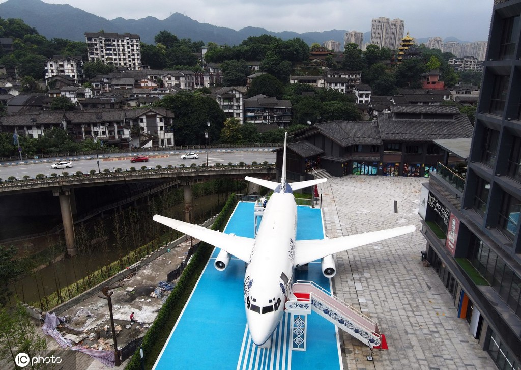 重慶市磁器口古鎮の沙磁巷広場にお目見えしたボーイング737「沙磁号」（写真著作権は東方ICが所有のため転載禁止）。 