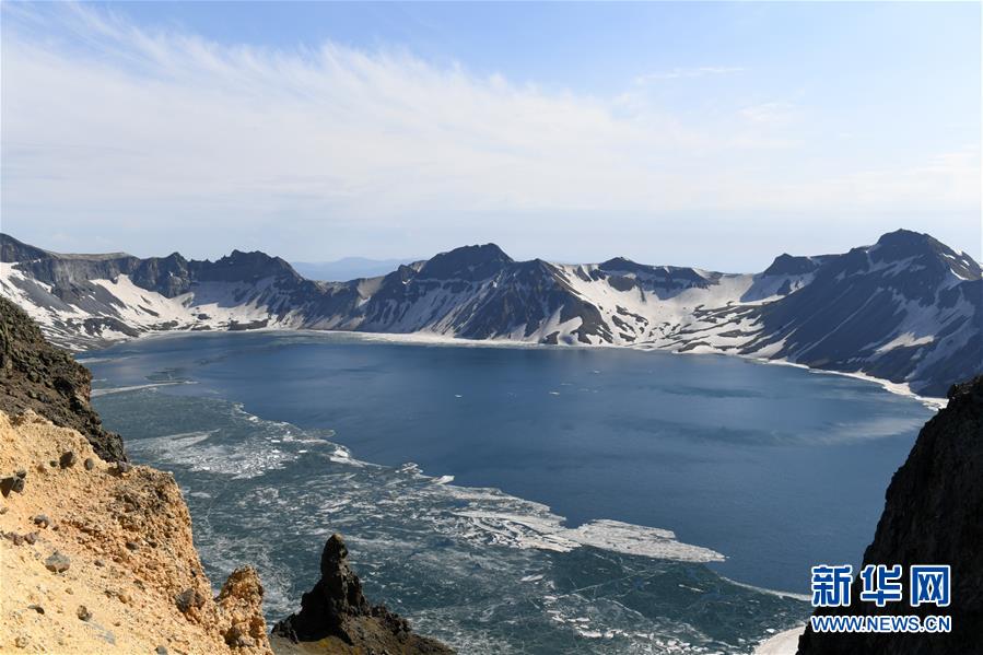 「融氷の季節」を迎えた長白山天池　吉林省