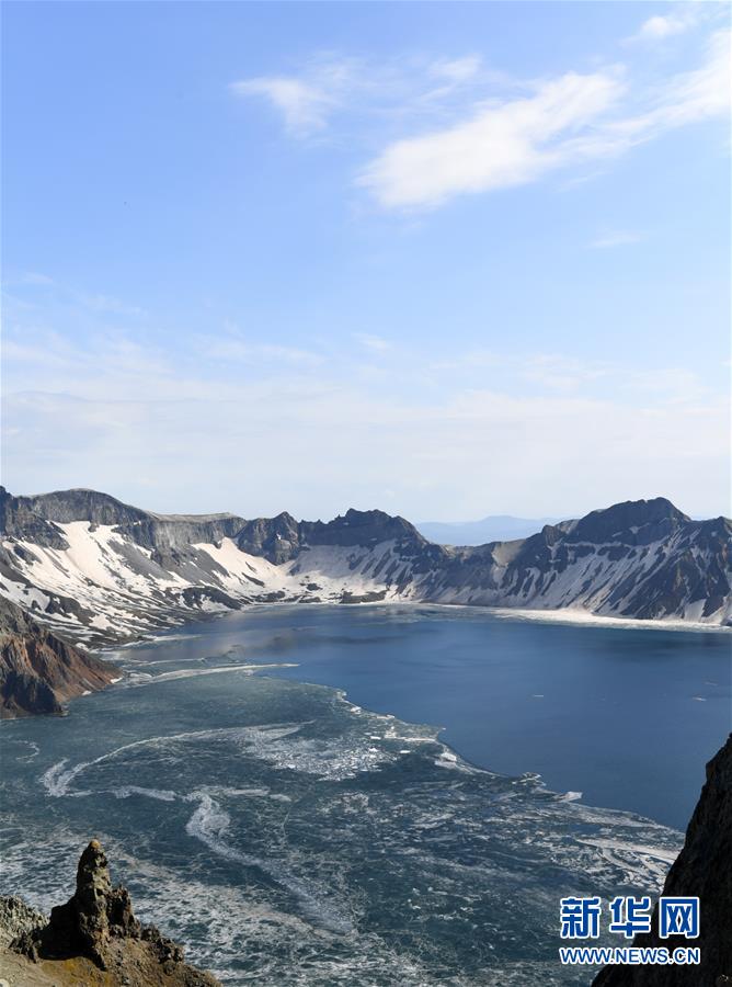 「融氷の季節」を迎えた長白山天池　吉林省