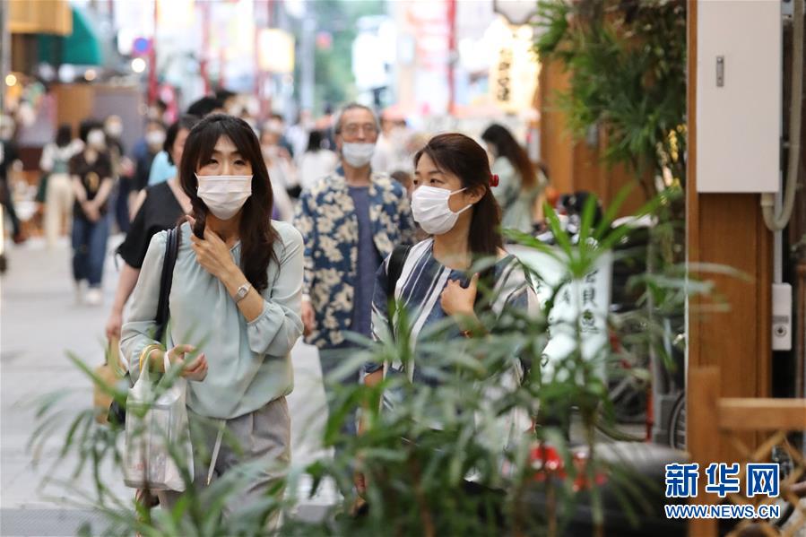 6月21日、東京の観光名所浅草の商店街を散策する観光客（撮影・杜瀟逸）。