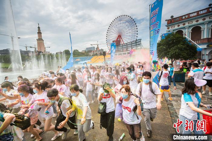 湖南の大学受験生1万人、卒業を祝い「カラー・ラン」に参加