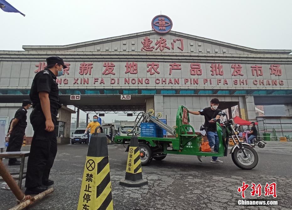 自分の荷物を引き取りにきた店主（撮影・張宇）。