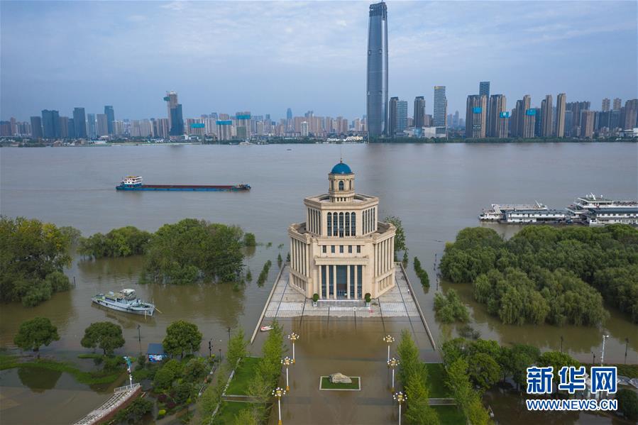 7月13日、水位上昇が続いた長江の水で冠水した漢口江灘一級親水平台の周囲（ドローンによる撮影・肖芸九）。