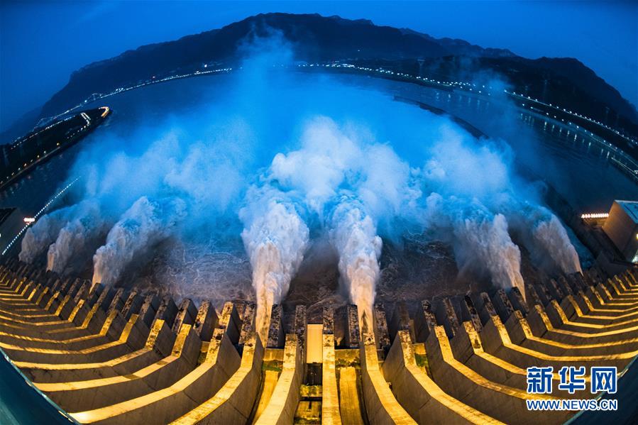 7月19日、ゲートを開き、放流する三峡水利ターミナル（撮影・肖芸九）。