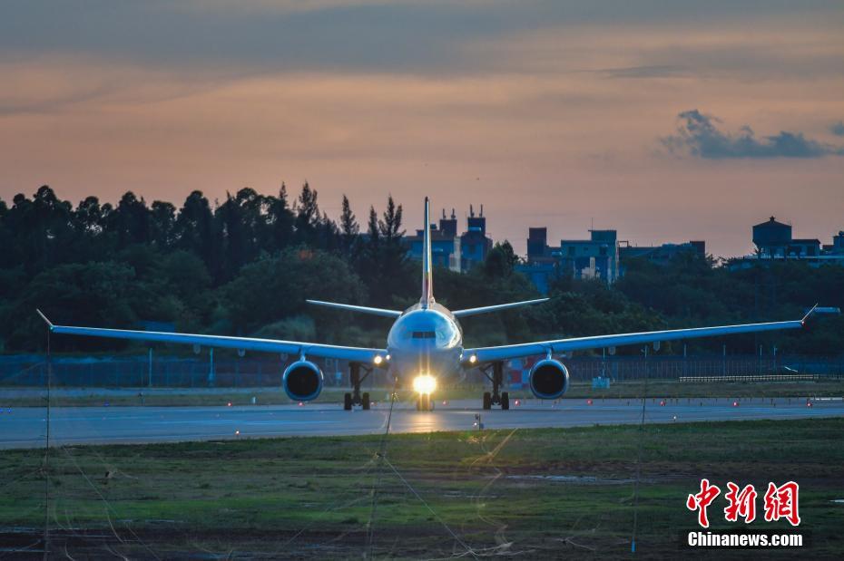 海口美蘭国際空港第2期拡張プロジェクトの滑走路に進入し、離陸体制に入る試験飛行機HU5971便（撮影・駱雲飛）。