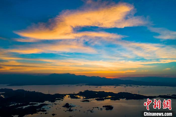 美しい夕焼けが広がる■陽湖皂湖水域（撮影・李学華）。