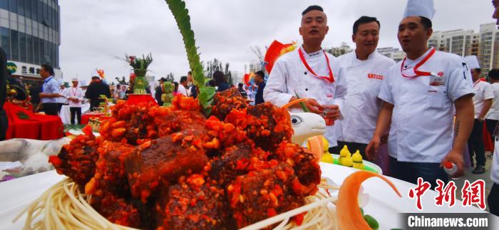 「楼蘭牛肉」と題された料理（撮影・魏建軍）。