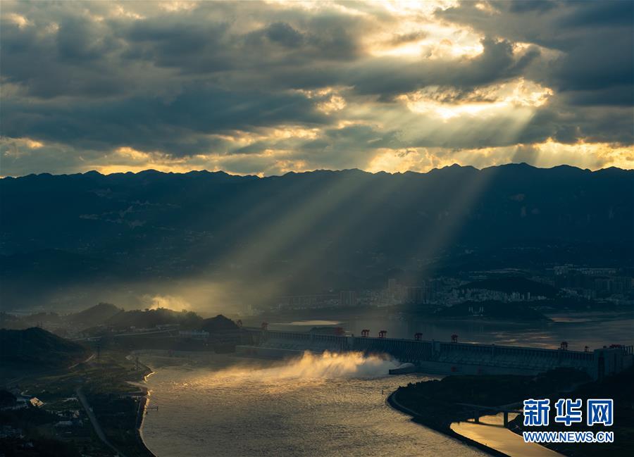 美しき夕暮れの三峡に降り注ぐ「天使のはしご」