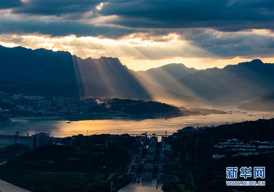 美しき夕暮れの三峡に降り注ぐ「天使のはしご」