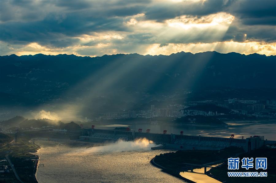 美しき夕暮れの三峡に降り注ぐ「天使のはしご」