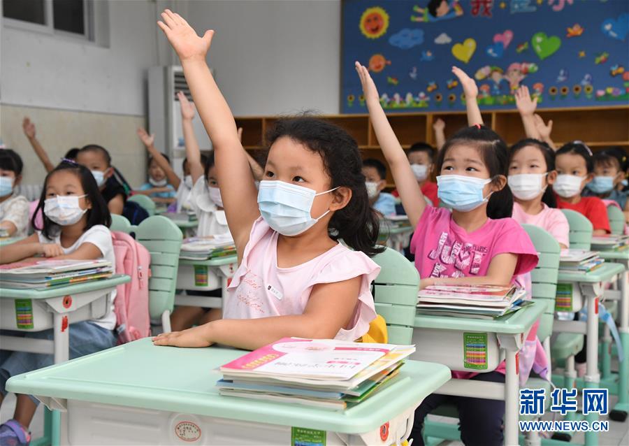 8月29日、北京市海淀区太平路小学校で、新入生ガイダンスを受ける1年生（撮影・任超）。