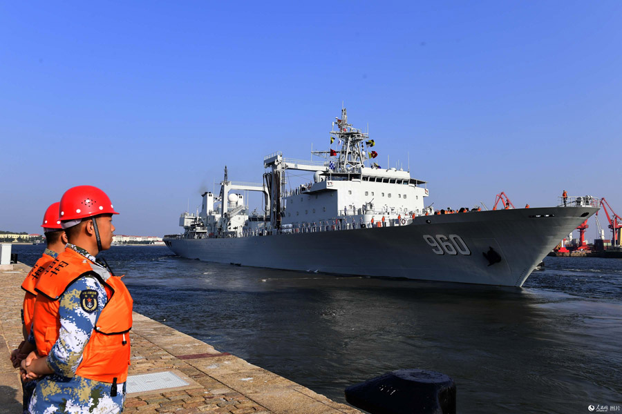 9月3日、海軍第36次護衛艦隊が、アデン湾およびソマリア海域における護衛任務を遂行するため、山東省青島の某軍港から出航（撮影・来永雷/張進剛）。