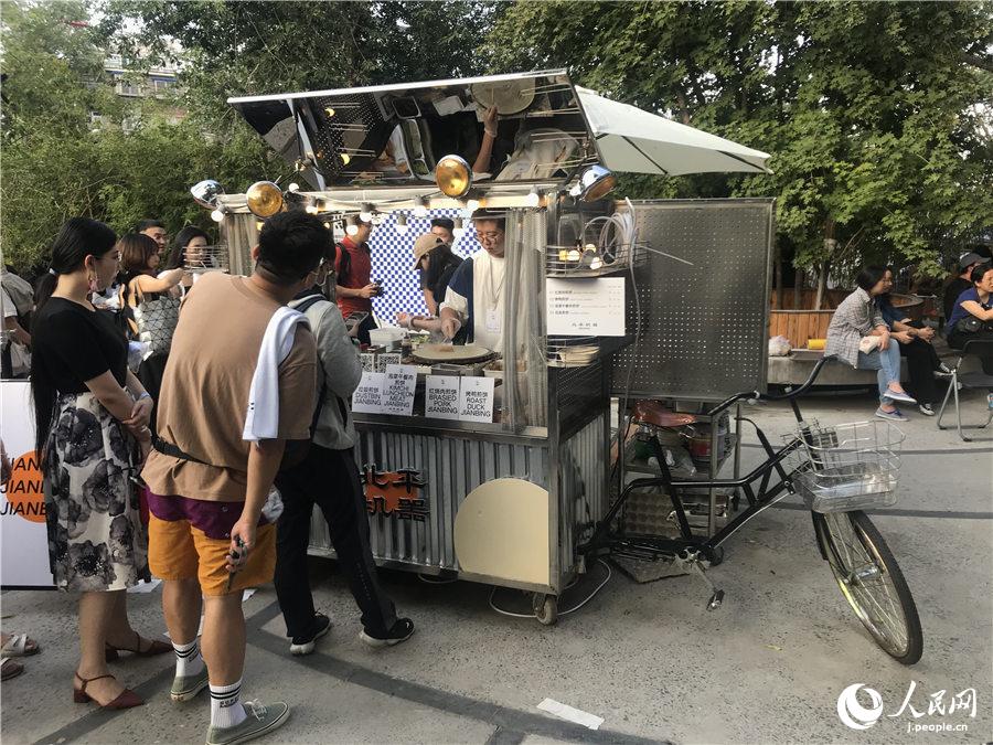 旧式の三輪車を改造した北平機器の「煎餅」屋台（撮影・勝又あや子）