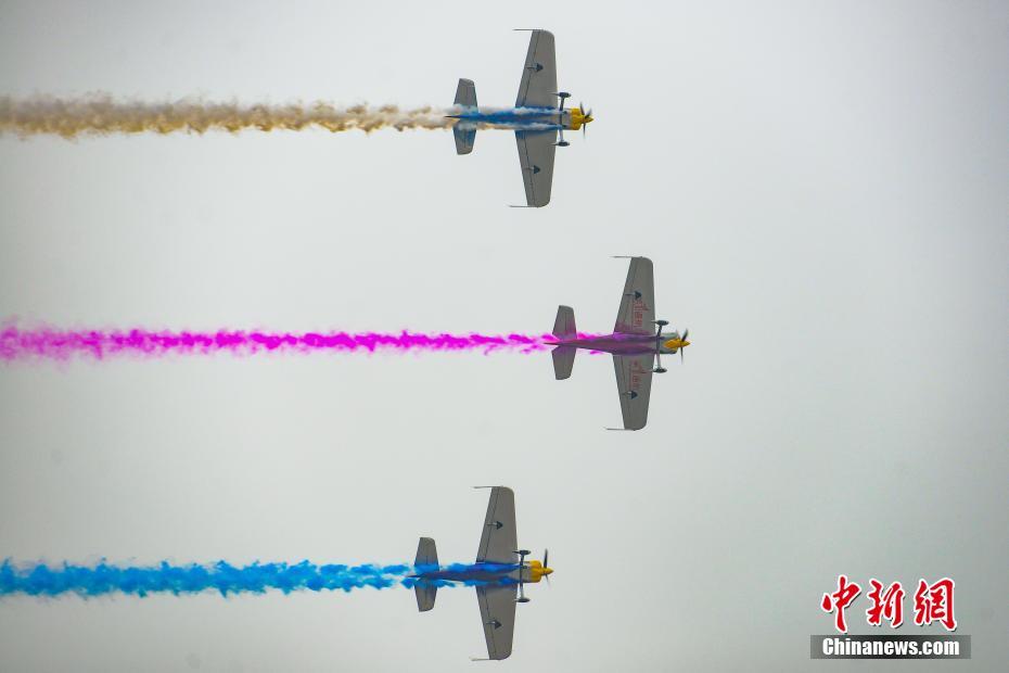 山西・太原の航空ショーで素晴らしい展示飛行