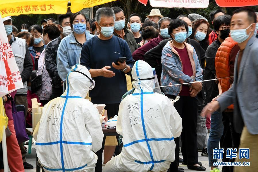 10月13日、青島市市北区合肥路街道樺川路コミュニティ検査所でPCR検査を受ける市民（撮影・李紫恒）。