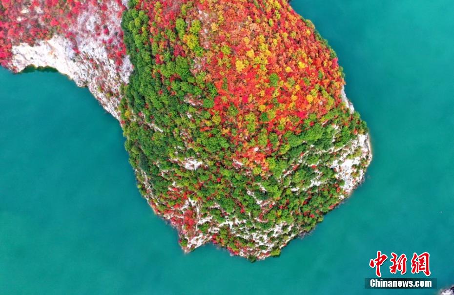 青き水たたえ紅葉の山に囲まれた絶景ダム　 甘粛省成県