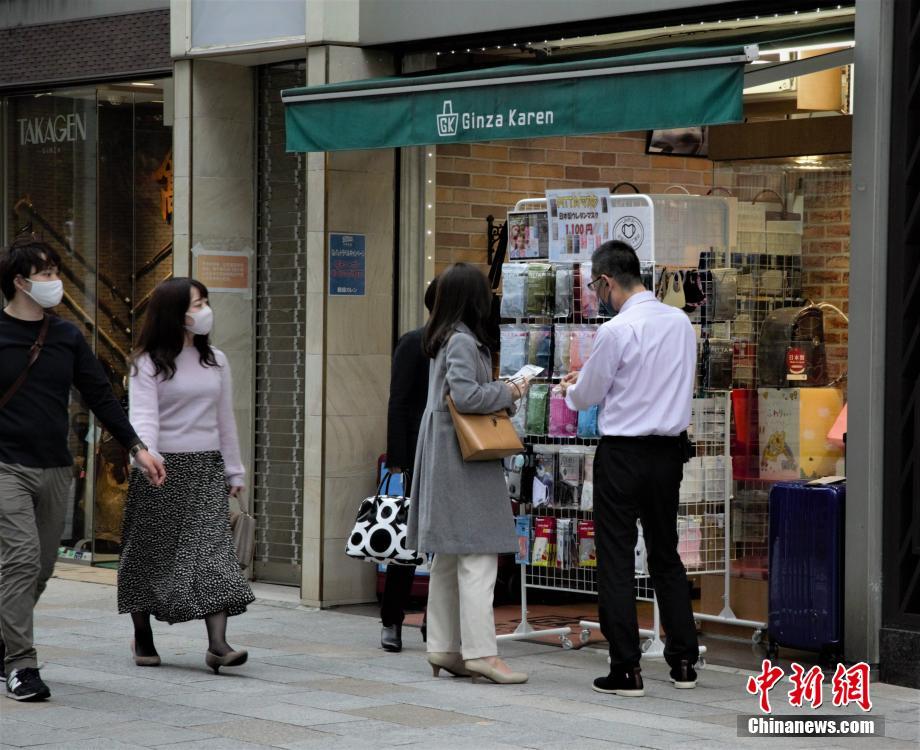 東京にあるショップでマスクを購入する女性（撮影・呂少威）。