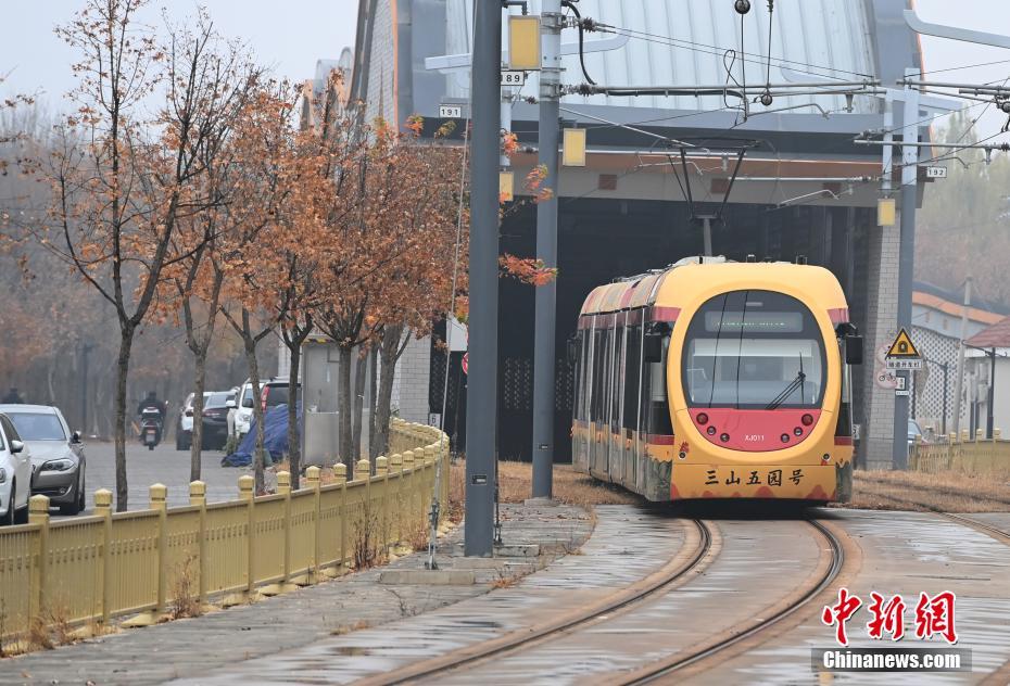 ラッピング車両「三山五園号」（撮影・侯宇）。