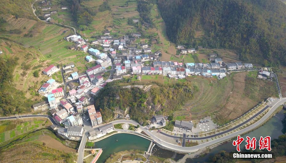 11月9日、上空から撮影した湖北省十堰市◇西県（◇は員におおざと）の澗池郷下営村（撮影・鄭子顔）。