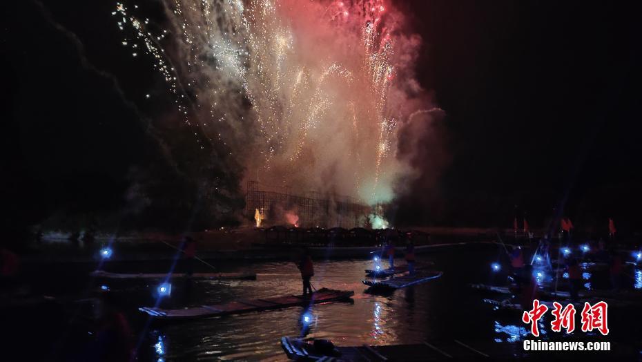 1日夜、陽朔県を流れる漓江の畔で再現された陽朔八大美景の一つ「漓江漁火」の光景（撮影・楊宗盛）。