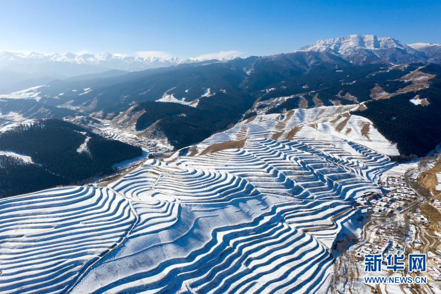 甘粛天祝に広がる美しい棚田の雪景色