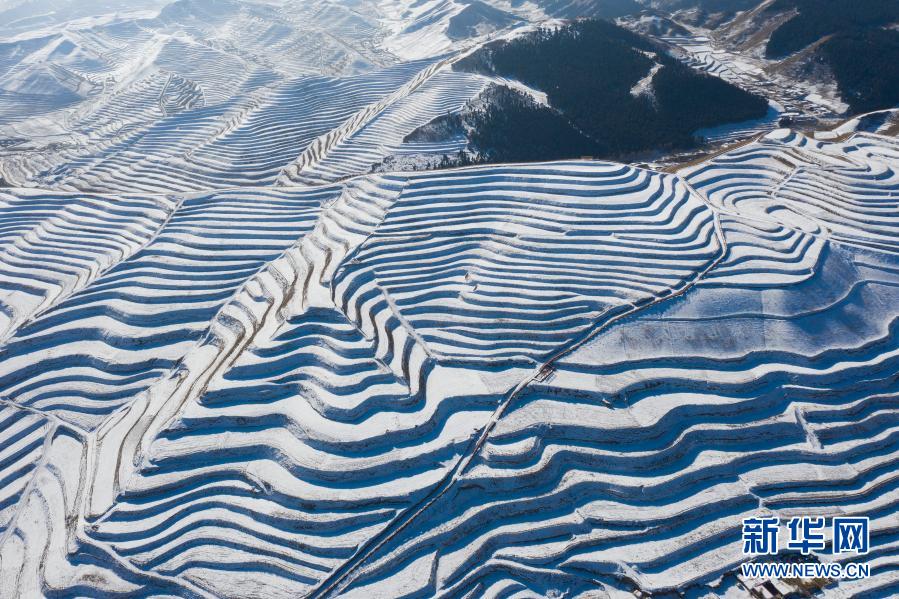 甘粛天祝に広がる美しい棚田の雪景色