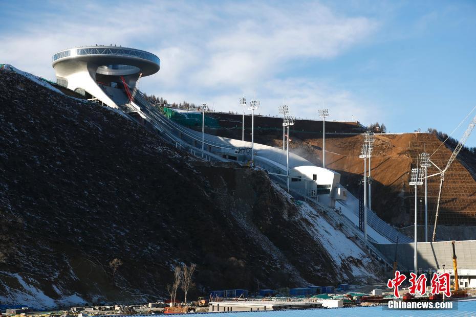 急ピッチで進められる北京冬季五輪会場「雪如意」の建設　河北省張家口市