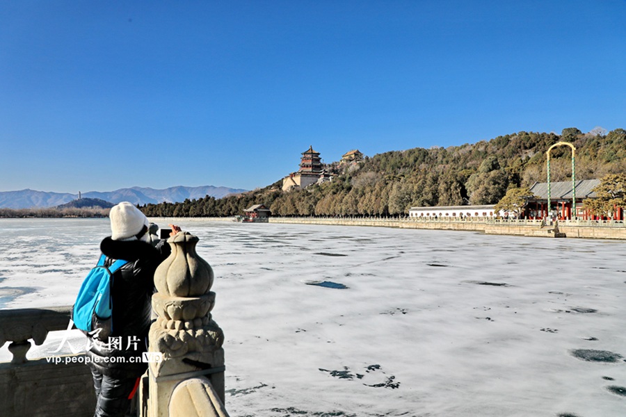 うっすらと雪化粧が施された美しい頤和園　北京市