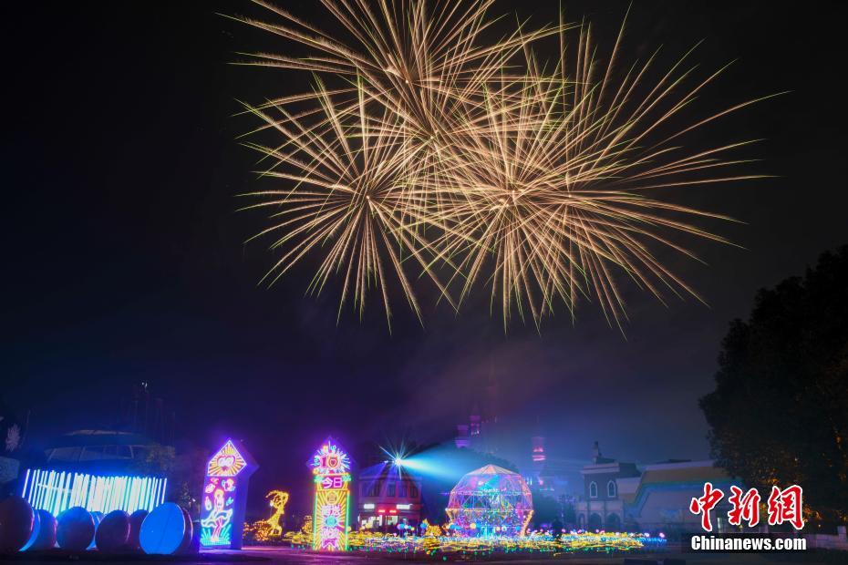 イルミネーションと花火で迎える新年　湖南省株洲