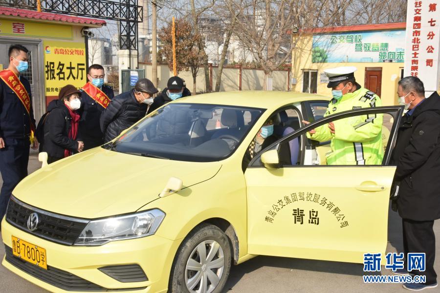 自動車教習所で頑張る「シルバー生徒」たち　山東省青島市