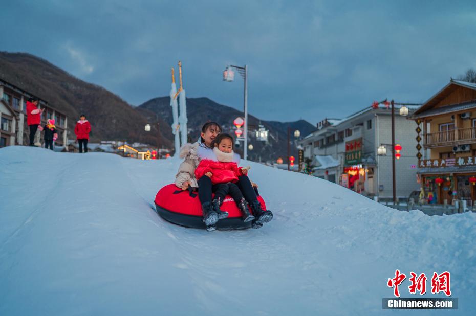 寒く寂しい神農架の「雪の巣」がロマン溢れる「雪郷」に変身　湖北省