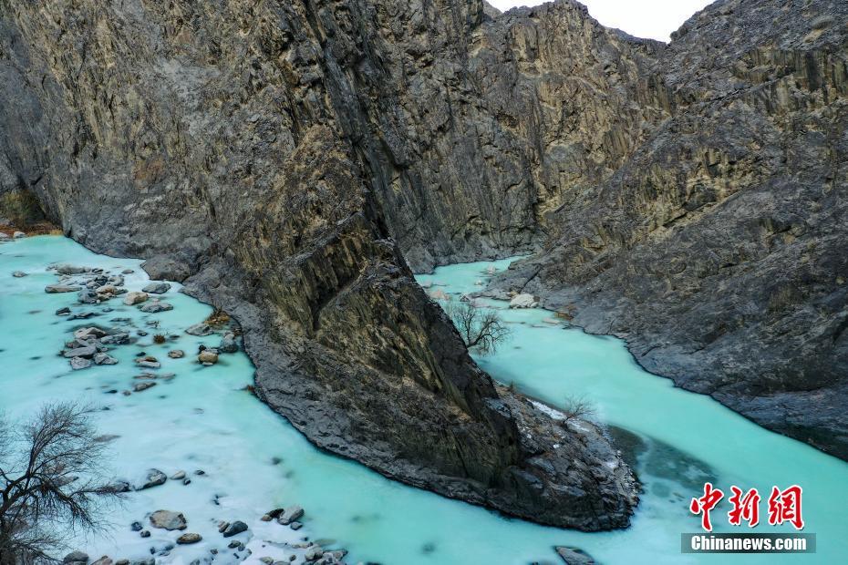 谷間を走るシルクリボンのような渓流（撮影・年磊）。