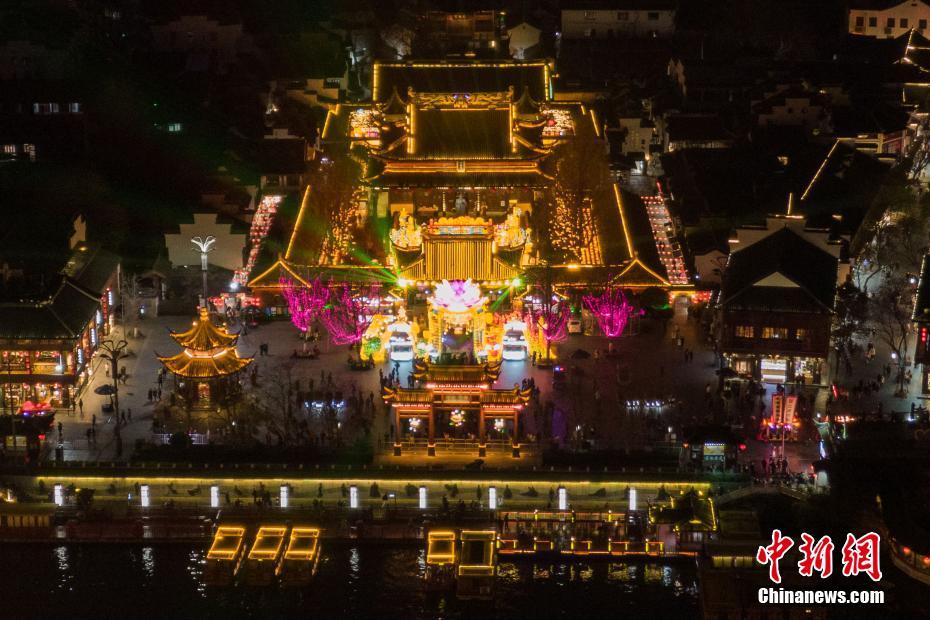 上空から眺めた南京秦淮河の河岸の夜景　江蘇省