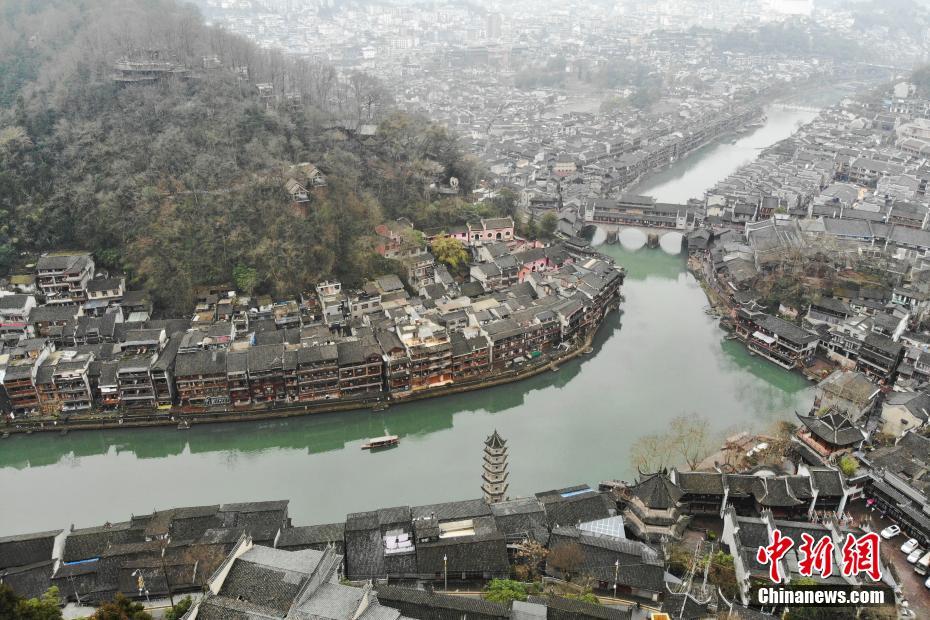 2月16日、上空から撮影した、鳳凰県を西から東に流れる湘西沱江（撮影・楊華峰）。